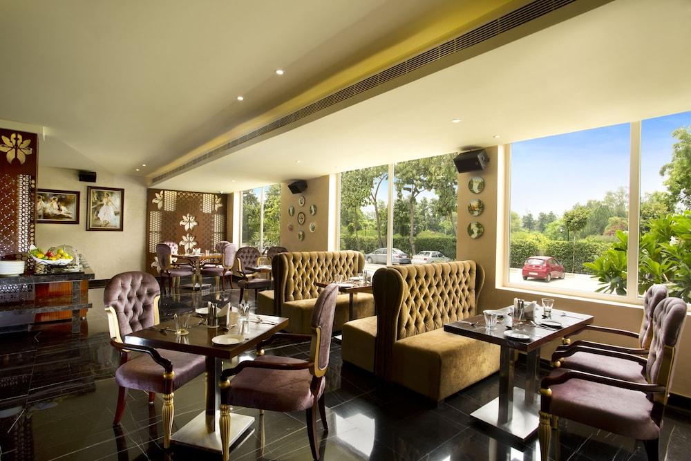 Atrio By Devam Hotel Gurgaon Buitenkant foto